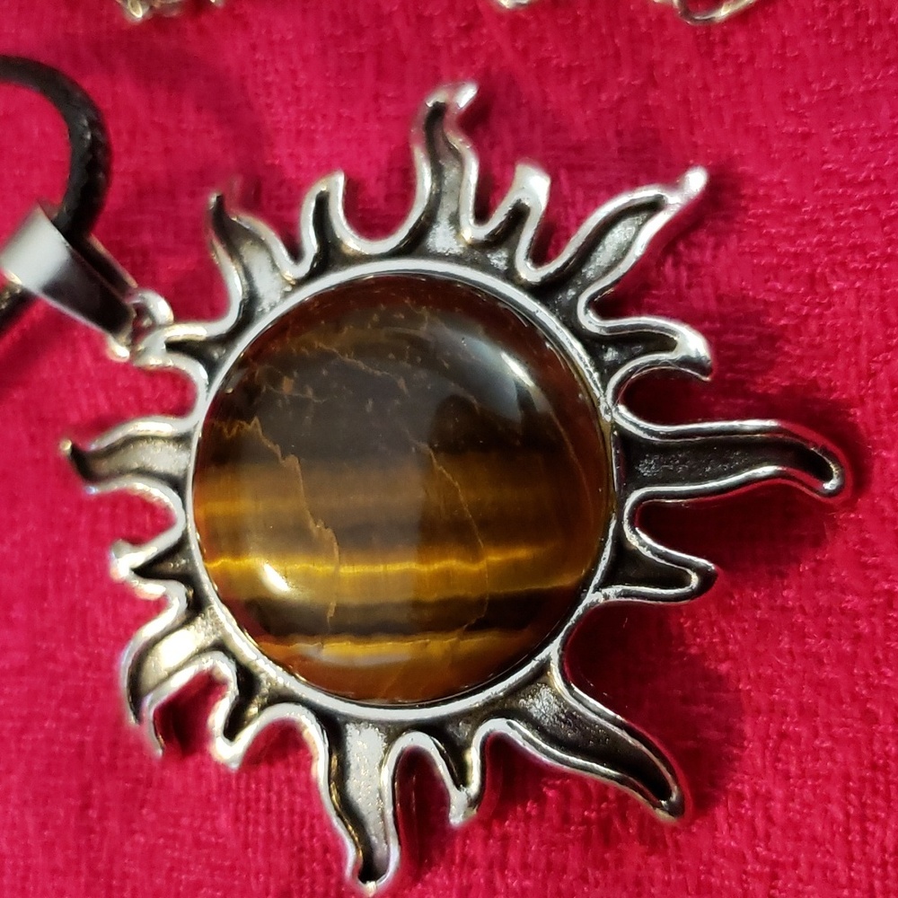 Natural Stone Tiger's Eye Pendant Necklace. NWT